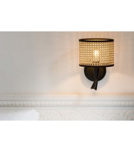 Applique Mambo, vue de profil avec liseuse LED allumée