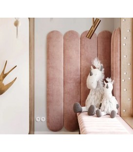 Panneaux muraux en velours rose dans une chambre d'enfant avec des peluches de zèbre et petit plug décoratif au mur.