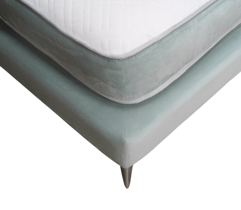 Lit deux places en velours bleu-gris avec tête de lit rembourrée et sommier tapissier sur-mesure
