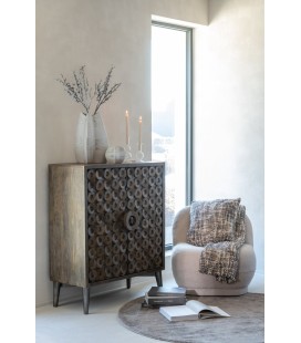 Armoire 2 Portes Bois De Manguier Marron, motif sur les portes avec fauteuil à velours blanc