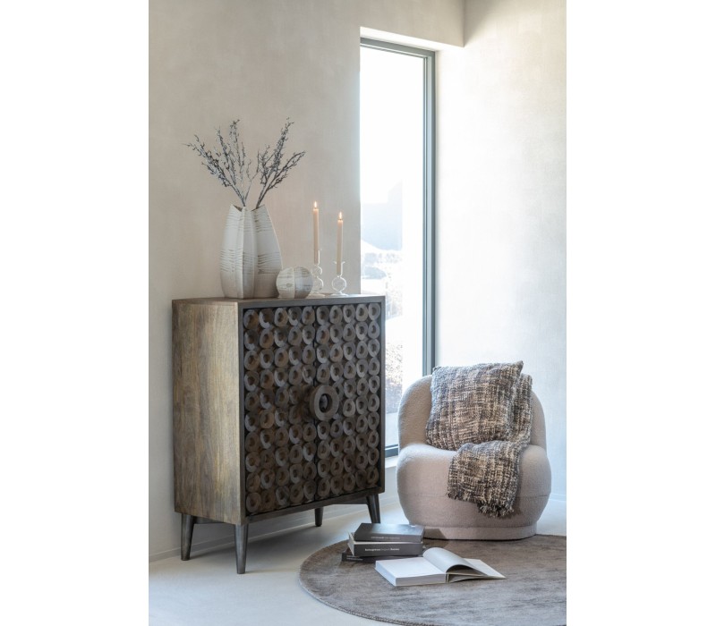 Armoire 2 Portes Bois De Manguier Marron, motif sur les portes avec fauteuil à velours blanc