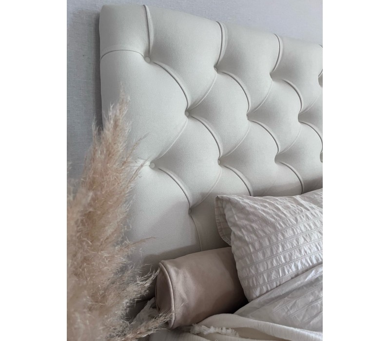 Tête de lit capitonnée blanche, décoration fleur de pampa