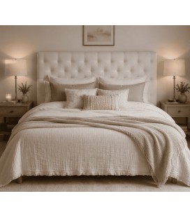 Tête de lit capitonnée velours beige, chambre cosy avec lampes et tables de chevets