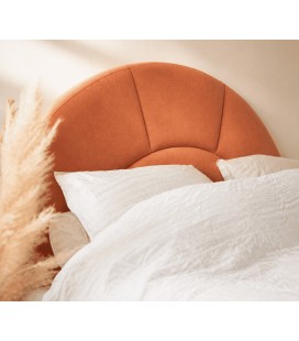 Tête de lit arrondie couleur pana cota à panneaux, fleur de pampa et drap blanc