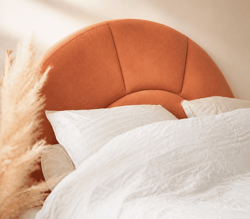 Tête de lit arrondie couleur pana cota à panneaux, fleur de pampa et drap blanc