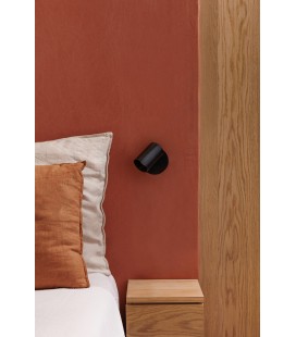 liseuse noir tête de lit, mur couleur pana cota avec table de chevet en bois