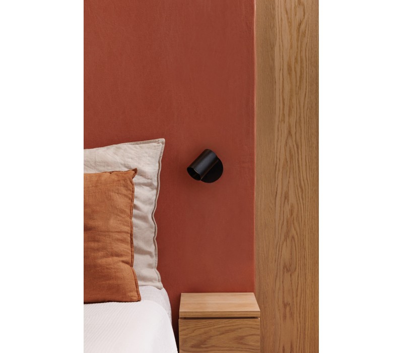 liseuse noir tête de lit, mur couleur pana cota avec table de chevet en bois