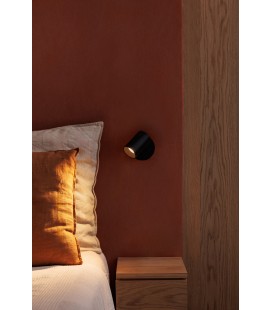 petite liseuse noir orientable pour tête de lit, éclairage à leds, table de chevet en bois