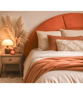 tête de lit arrondies à panneaux en tissu couleur pana cota. Table de chevet en bois cerusé et luminaire rond