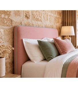 gros plan tissu velours rose et passepoil vert - tête de lit Alphacreatio