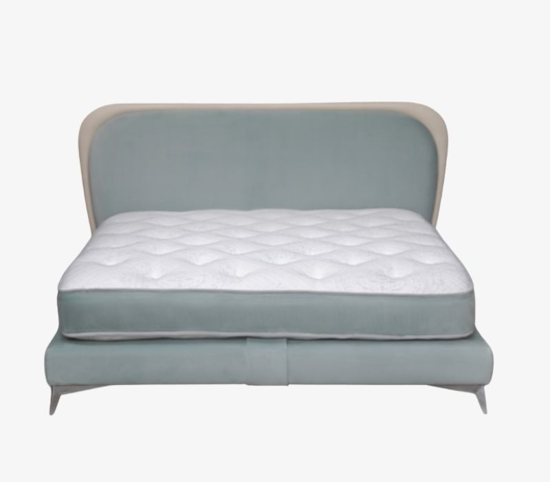 Tête de lit deux places en velours bleu-gris avec tête de lit rembourrée et sommier confort, sur-mesure.