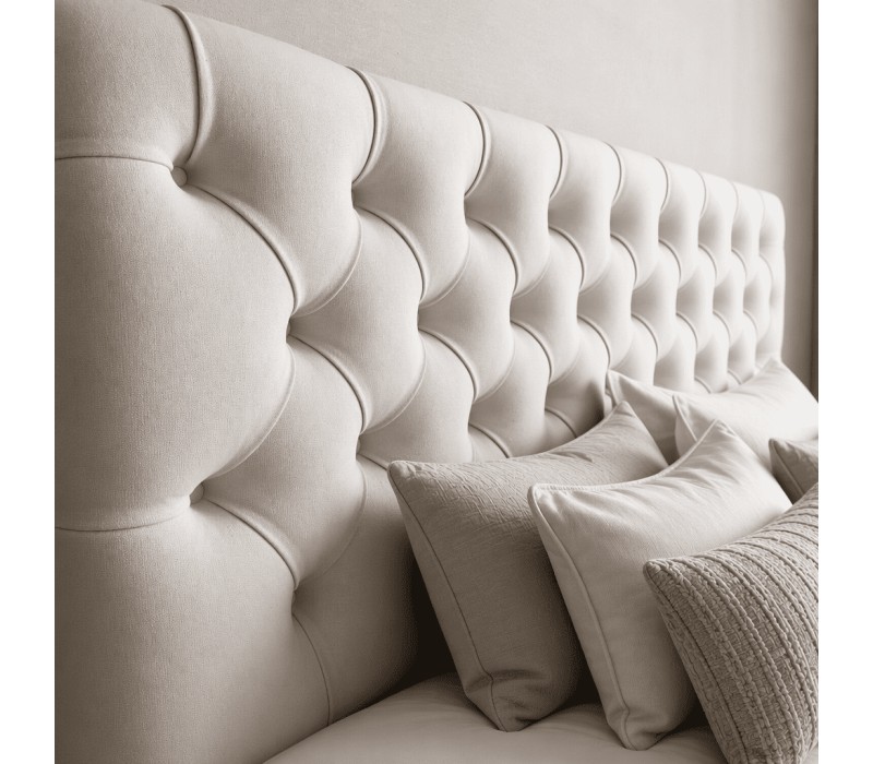 tête de lit capitonnée sur-mesure blanche, plis à l'anglaise. tête de lit de chambre d'hôtel