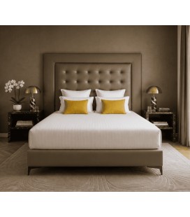 Tête de lit matelassée installée dans une chambre d'hôtel