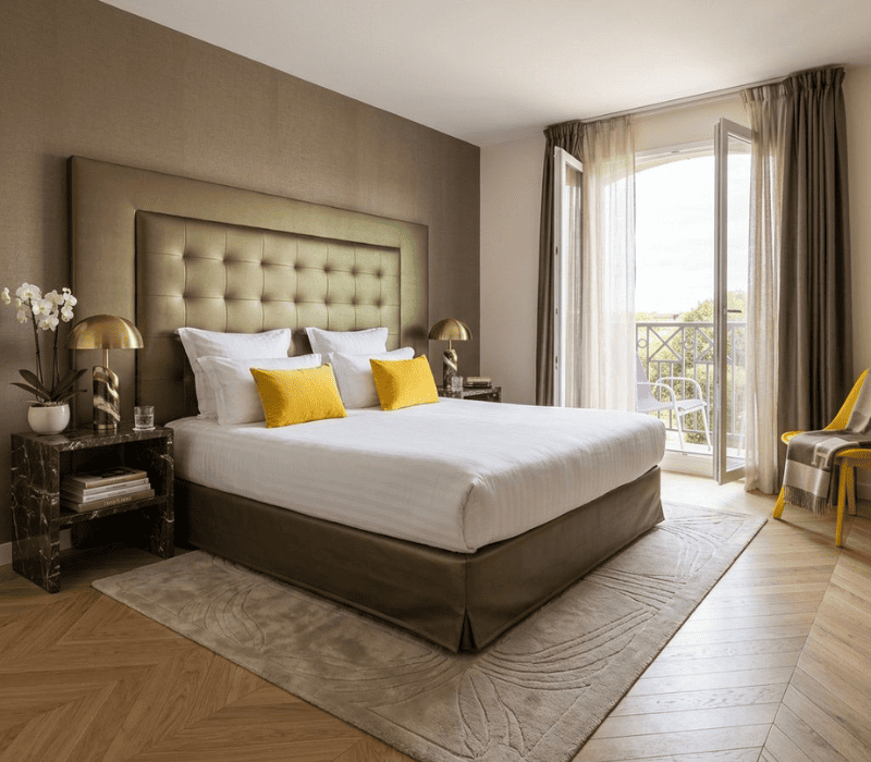 Tête de lit matelassée pour hôtel avec liseuse 