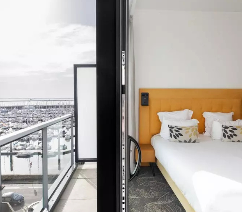 Tête de lit matelassée pour hôtel avec liseuse